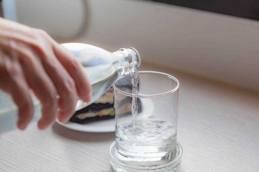 Nên uống nước vào khoảng 8 - 9h sáng để giúp cung cấp độ ẩm, giữ tỉnh táo.