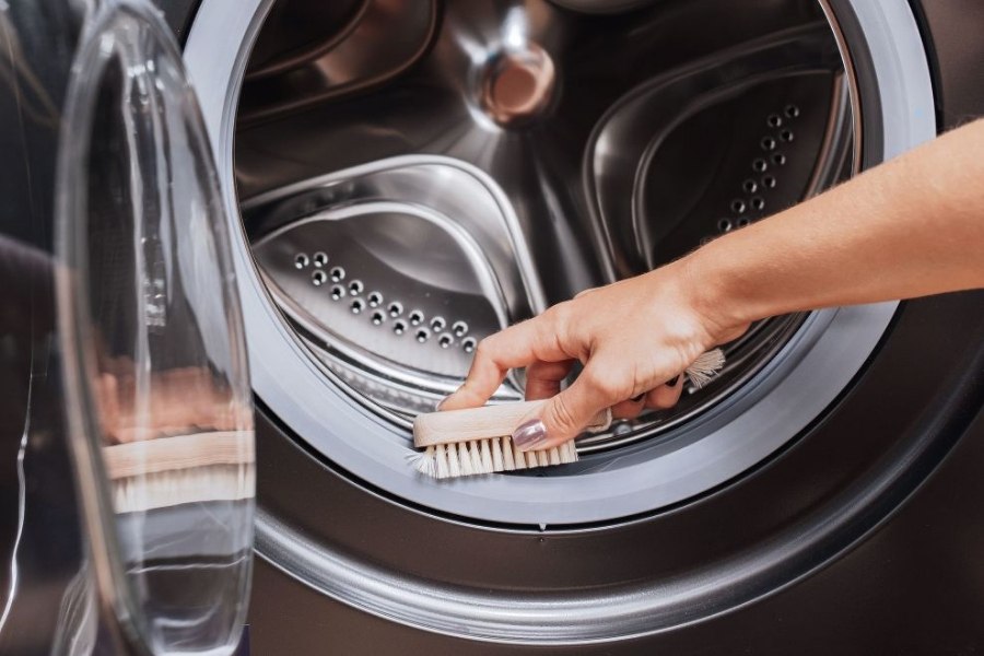 Vệ sinh máy giặt định kỳ giúp loại bỏ bụi bẩn, mùi hôi và nấm mốc.