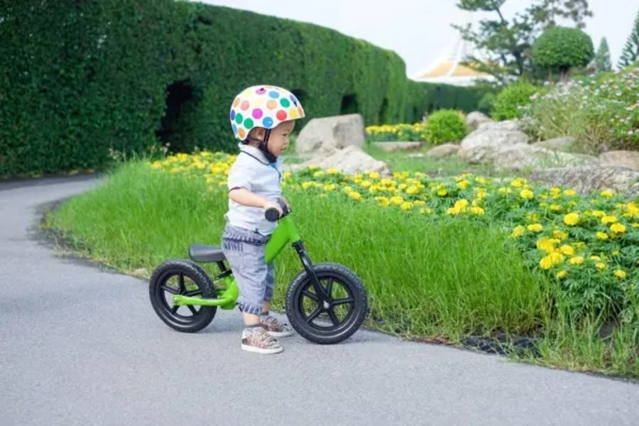 Xe chòi chân trẻ em đang trở thành món đồ chơi phổ biến, giúp các bé được thỏa thích vận động.