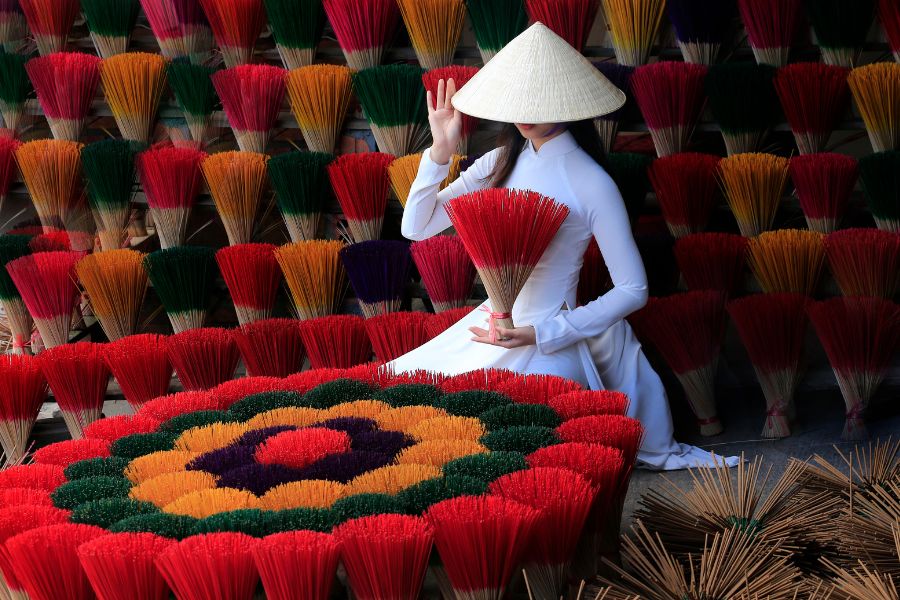 Áo dài là trang phục truyền thống, là biểu tượng cho vẻ đẹp phụ nữ Việt Nam.