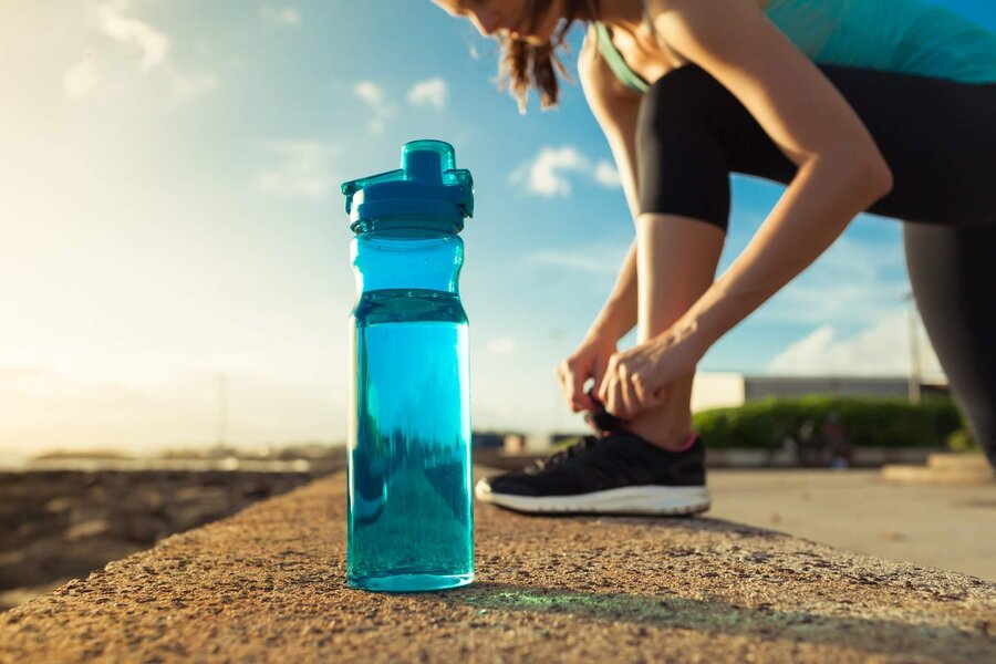 Bạn nên bổ sung ít nhất 2 lít nước mỗi ngày để duy trì năng lượng cho cơ thể.
