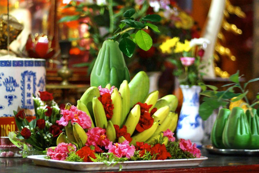 Theo nguyên lý "Đông Bình - Tây Quả" trong phong thủy, nên đặt lọ hoa bên tay phải và đĩa trái cây bên tay trái nhằm thể hiện sự hài hòa.