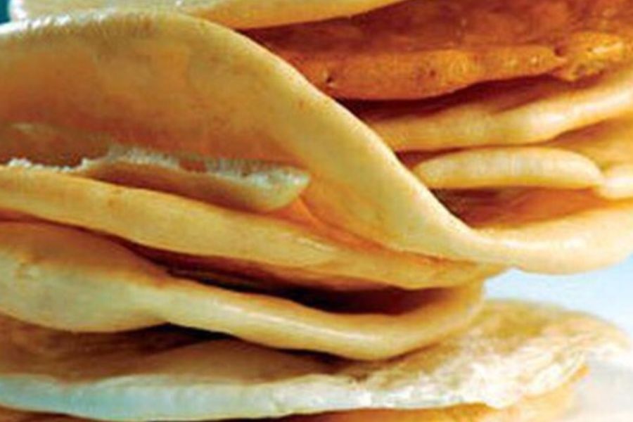 Bánh phồng nếp là món bánh quen thuộc, mang đậm hương vị làng quê Nam Bộ.
