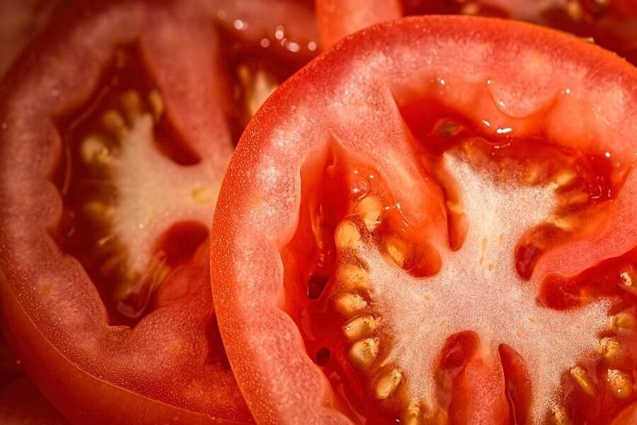 Cà chua chứa nhiều vitamin và dưỡng chất tốt cho da.