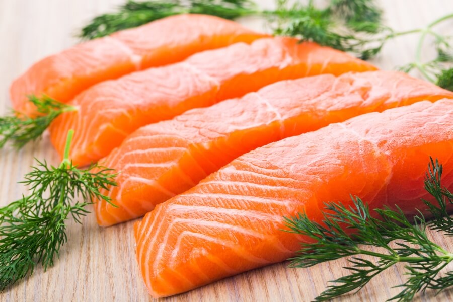 Cá hồi cung cấp nguồn protein lành mạnh cho chế độ ăn giảm cân.