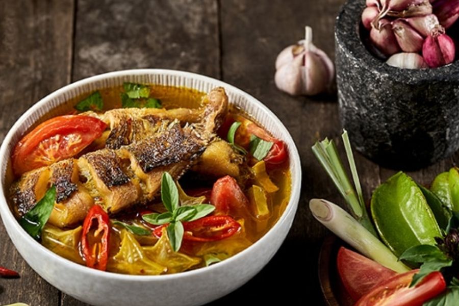 Canh cá rô đồng nấu khế thường xuất hiện trong những mâm cơm Việt vào những ngày oi bức.