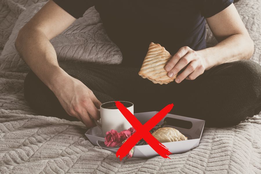 Thói quen ăn trên giường là lý do phổ biến dẫn kiến đến phòng ngủ.