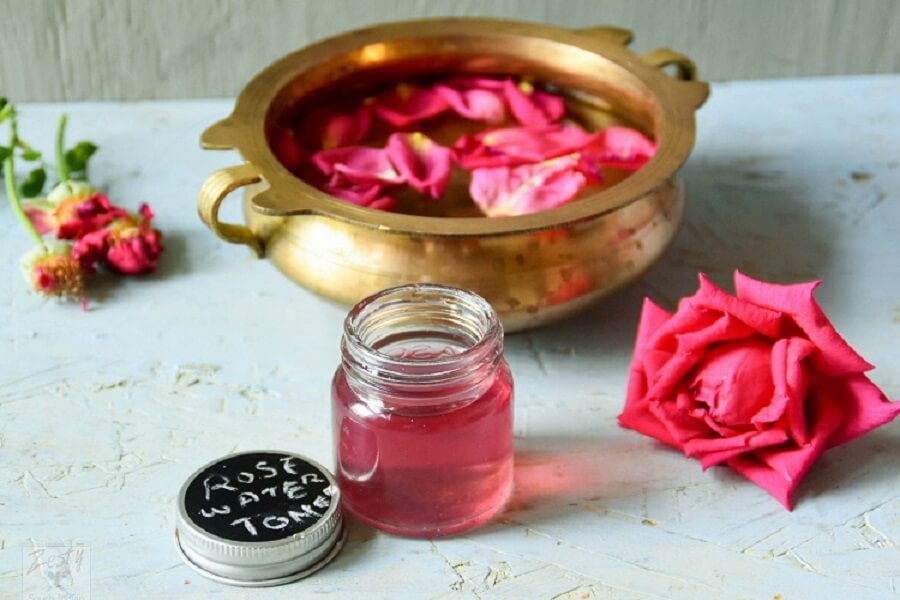 Cách làm nước hoa hồng bằng cách đun sôi.