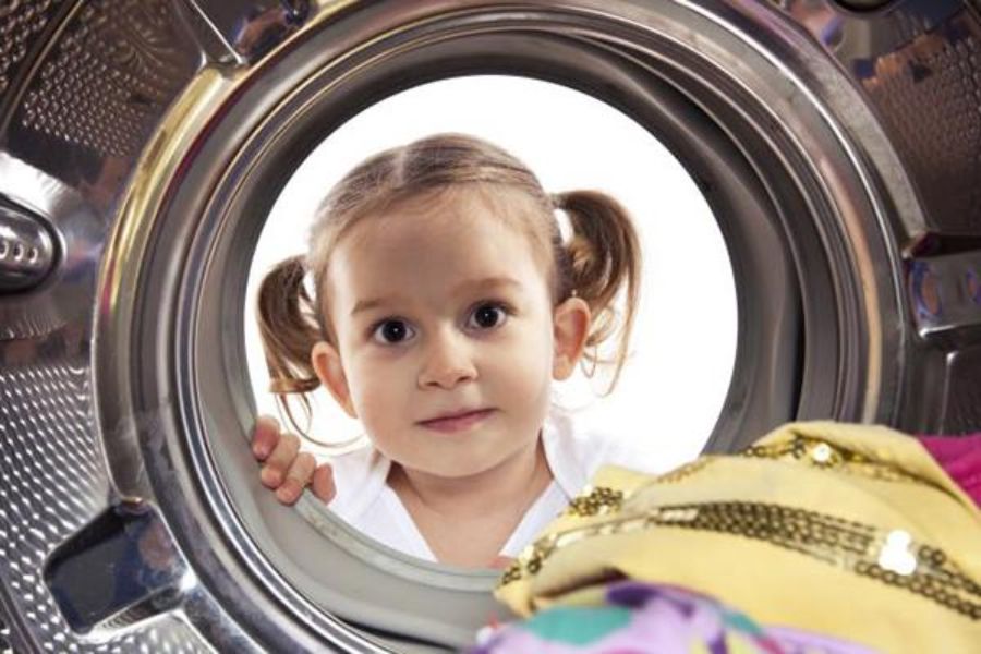 Chế độ khóa trẻ em giúp trẻ tránh bị kẹt trong lồng hoặc ấn nhầm nút giặt.