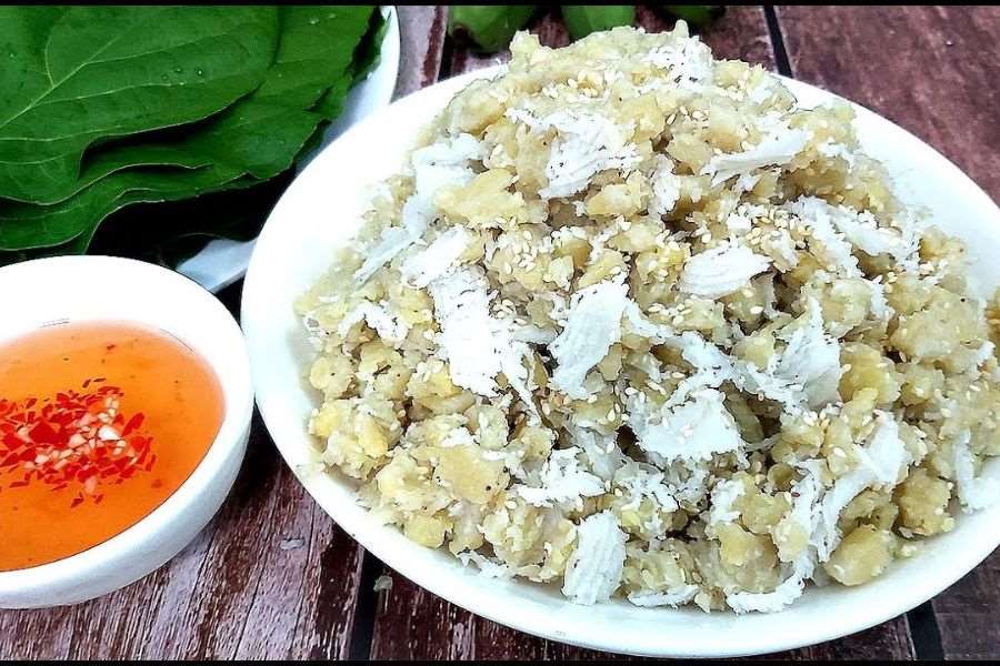Thưởng thức món chuối quết dừa - đặc sản Tiền Giang.
