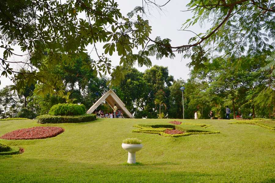 Công viên Nghĩa Đô gây ấn tượng với những thảm cỏ xanh tốt.