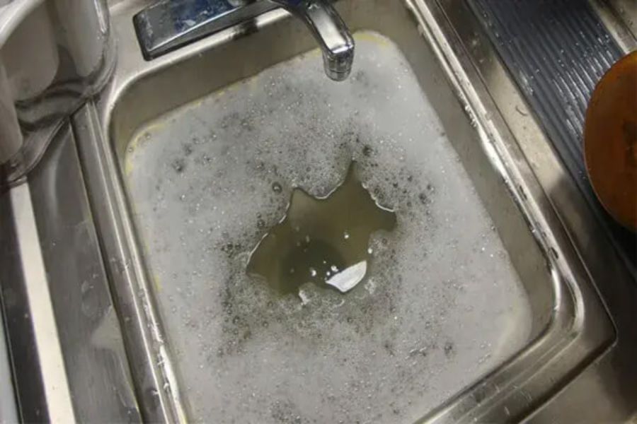 Nước xả trong bồn rửa bát không chảy xuống đường cống được.