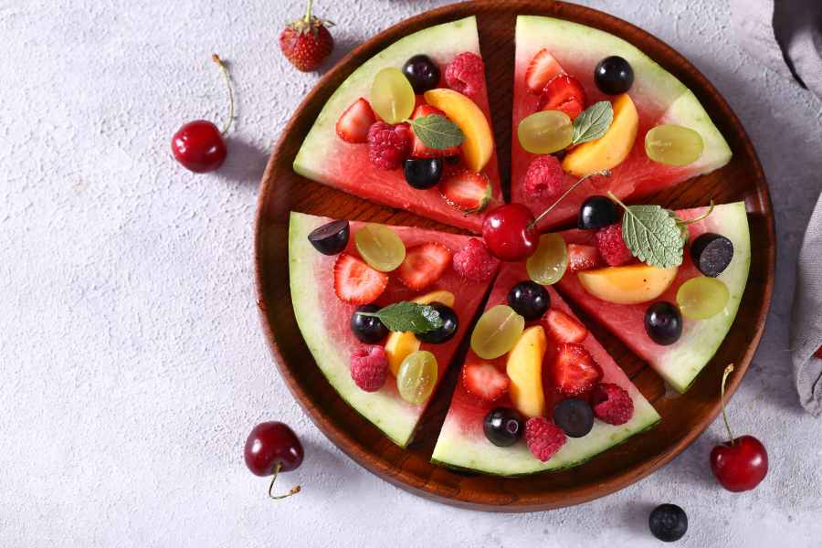 Dưa hấu trang trí cùng một số loại hoa quả thành chiếc bánh pizza lạ mắt.