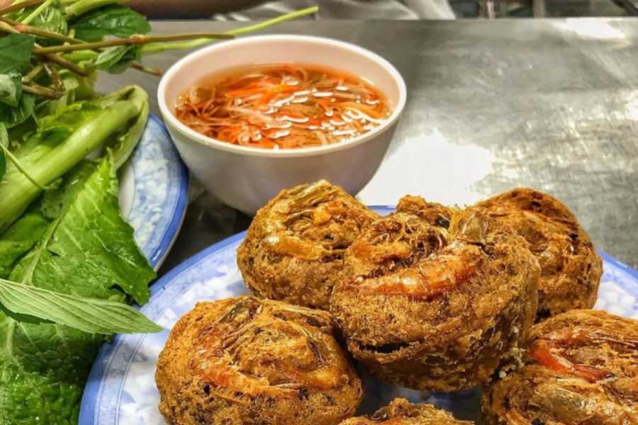 Bánh cống là một trong đồ ăn đặc sản nổi tiếng của những người Khmer.