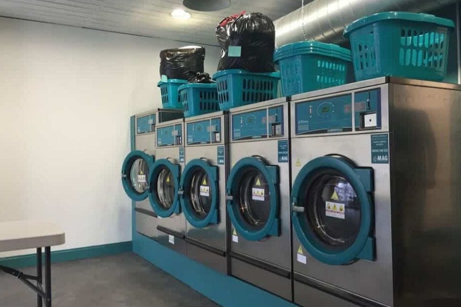Máy giặt công nghiệp sẽ có nhiều mức giá khác nhau tùy thuộc vào các yếu tố đi kèm như: Thương hiệu, kích thước,...