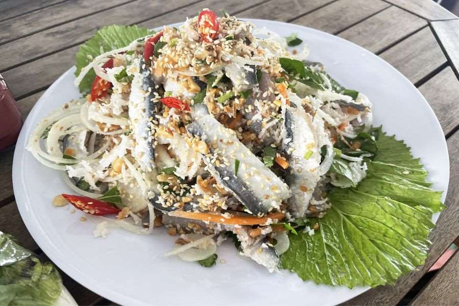 Thưởng thức món ngon miền Nam: gỏi cá trích Phú Quốc lạ miệng, độc đáo.