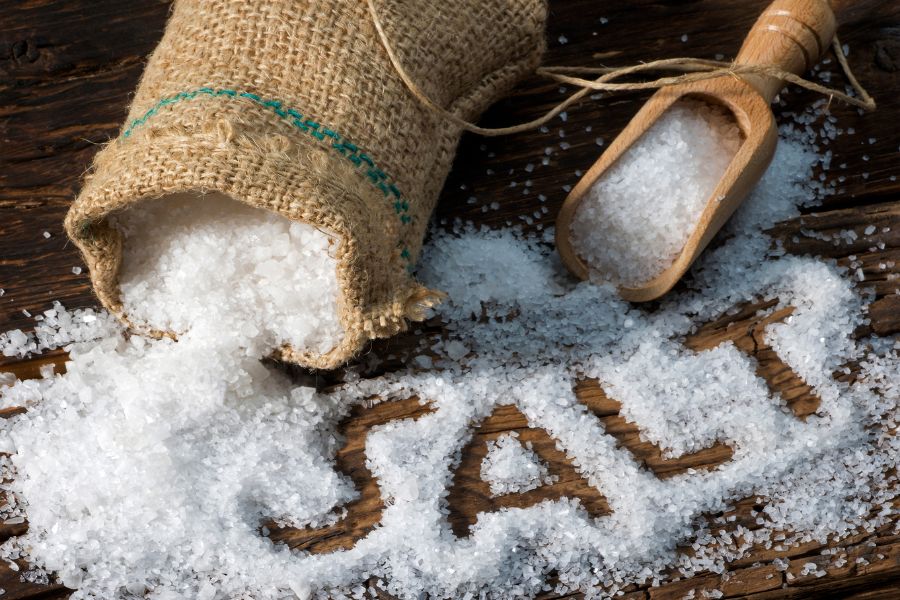 Ăn nhiều muối khiến cơ thể tích tụ nước gây tăng cân mất kiểm soát.