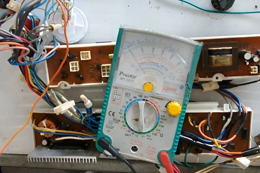 Máy giặt Aqua sẽ xuất hiện lỗi U4 nếu hệ thống nối dây mạch bị đứt hoặc gặp vấn đề.