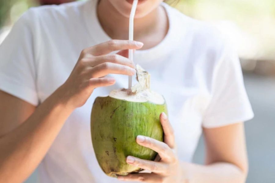 Nước dừa có tác dụng hỗ trợ trẻ hóa làn da, mang đến sự tươi trẻ và mềm mại.