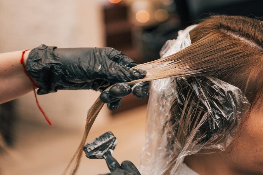 Lạm dụng hóa chất làm tóc là nguyên nhân khiến cho tóc nhanh chóng bạc.