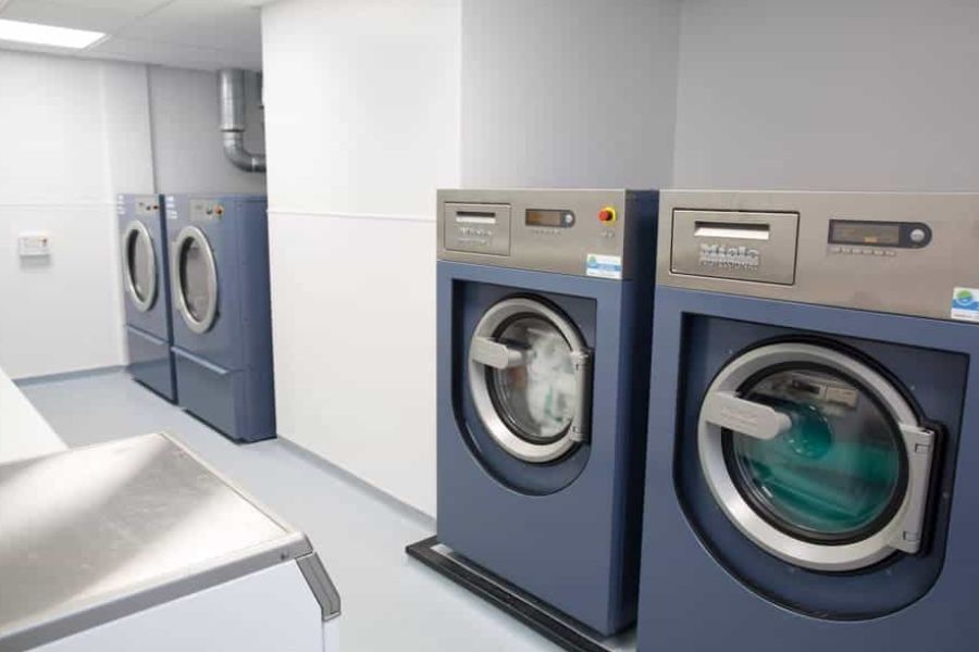 Máy giặt công nghiệp có mức điện năng tiêu thụ lớn hơn các dòng máy giặt thông thường.