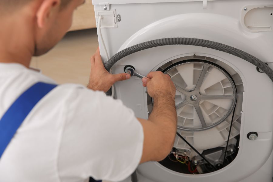 Kiểm tra phía sau máy giặt, khắc phục dây điện bị đứt hỏng nếu có.
