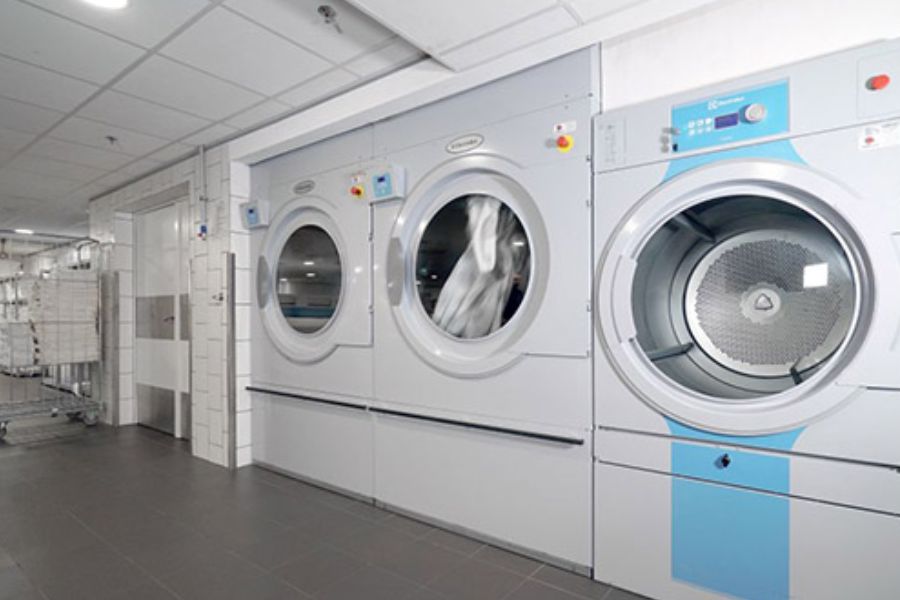 Máy giặt công nghiệp có thiết kế khá chắc chắn do được làm từ chất liệu thép cao cấp hoặc inox không gỉ.