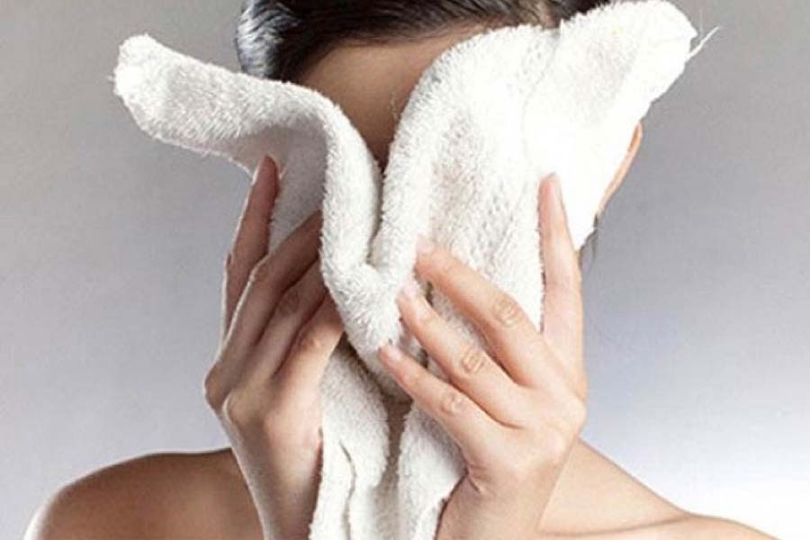 Bạn có thể dùng khăn lau mặt sạch hoặc bông tẩy trang để thấm hút nước trên da.