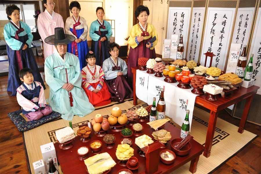 Người Hàn Quốc quây quần cử hành nghi lễ trước bàn thờ gia tiên trong lễ Chuseok dịp Trung Thu.