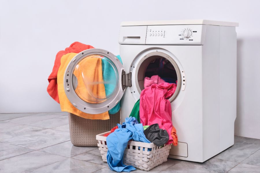 Lỗi DC máy giặt Samsung thường do quần áo quá tải gây nên.