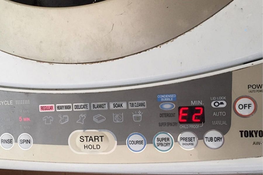 Lỗi E2 hiển thị trên màn hình máy giặt Toshiba.