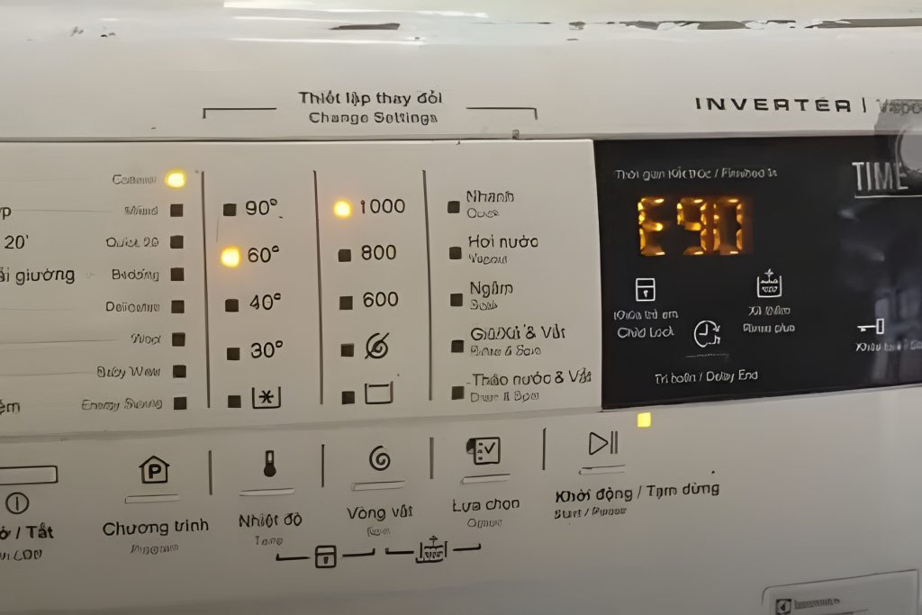 Máy giặt Electrolux hiển thị ký tự “E90” trên màn hình.