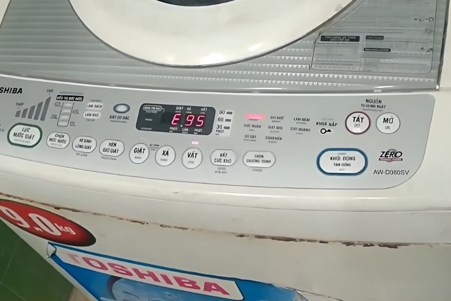Lỗi E95 xuất hiện trên máy giặt Toshiba thường do phao áp lực gặp vấn đề hoặc hư hỏng.