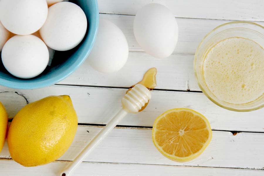 Tính chất của lòng trắng trứng và chanh cho phép bạn kiểm soát da nhờn.