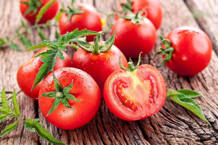 Cà chua cung cấp độ ẩm cực hiệu quả cho da khô.