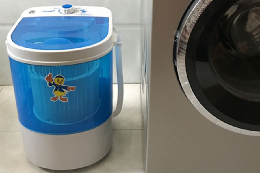 Máy giặt mini bán tự động 0003 là dòng máy chuyên dụng cho các loại quần áo trẻ em.