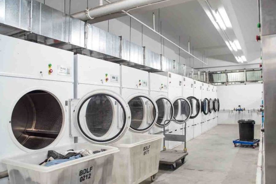 Máy giặt công nghiệp có kích thước và công suất lớn hơn rất nhiều so với các dòng máy thông thường.