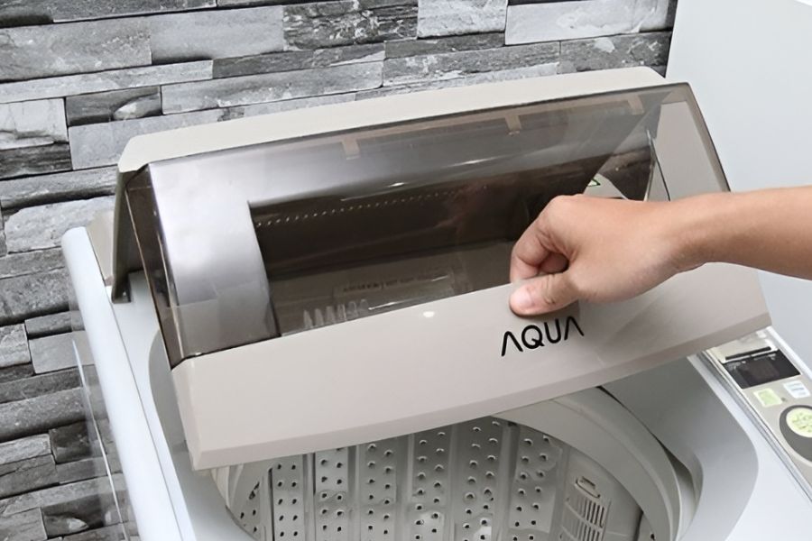 Lỗi U4 máy giặt Aqua xuất hiện thường do nắp máy giặt không được đóng kín.