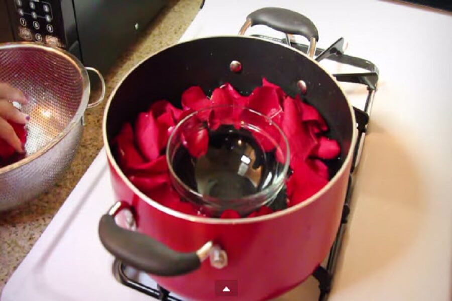 Cách làm nước hoa hồng tại nhà bằng phương pháp chưng cất.