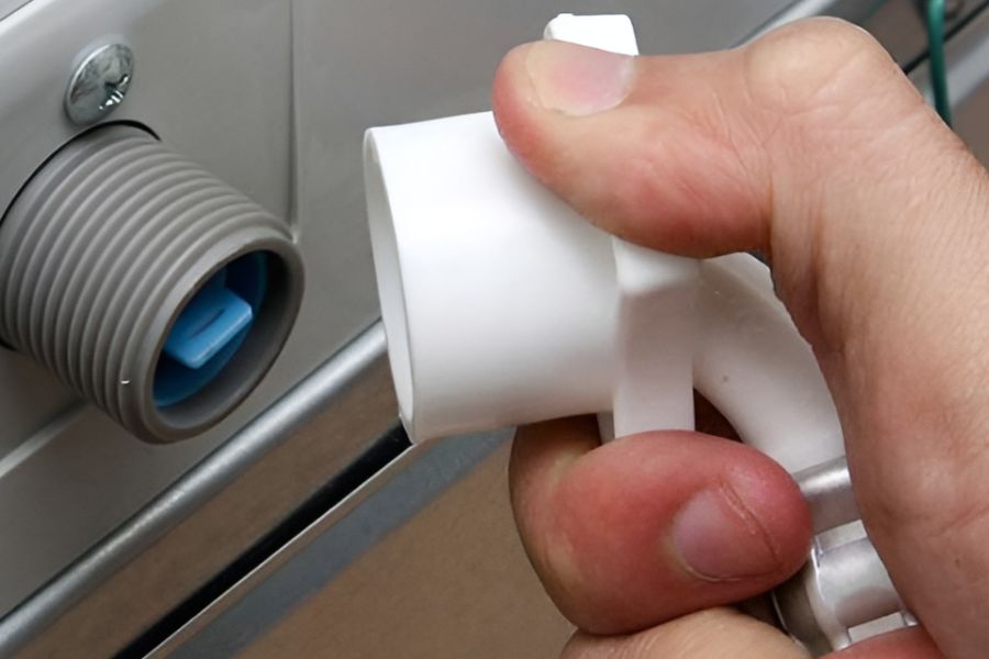 Máy giặt Samsung báo lỗi IE do nguồn cấp nước đầu vào của máy giặt quá yếu do bụi bẩn bám đóng.