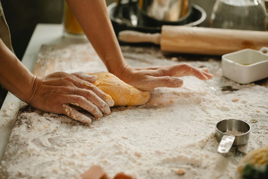 Nhào bột bánh bao đến khi thành khối mềm.