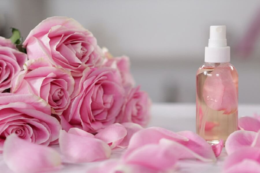 Áp dụng cách làm nước hoa hồng tại nhà không chỉ dưỡng da mà còn giúp giảm căng thẳng, mệt mỏi.