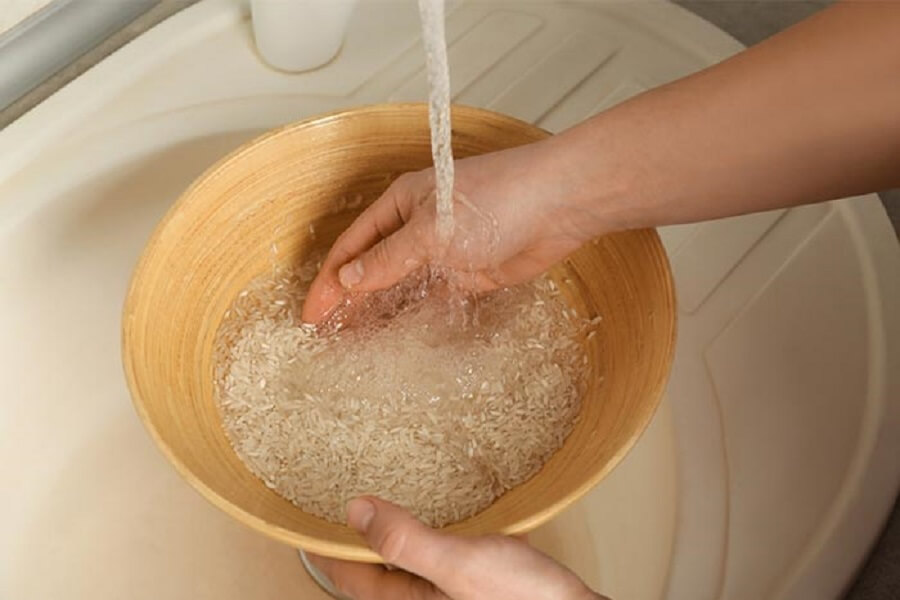 Rửa và vo nhẹ gạo trước 1 lần để bảo đi hết bụi bẩn bên ngoài gạo.