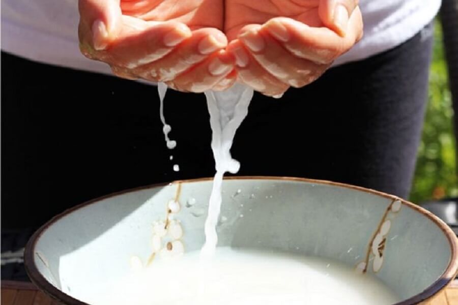 Dùng nước vo gạo để rửa mặt, vừa rửa vừa massage nhẹ để loại bỏ bã nhờn cũng như giúp dưỡng chất thấm tốt hơn.