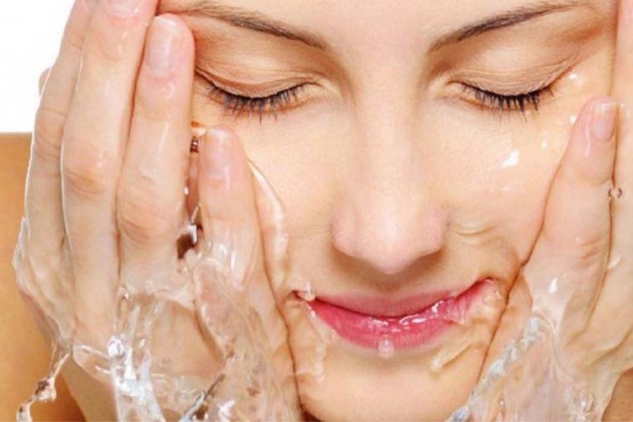 Rửa mặt hằng ngày giúp se khít lỗ chân lông.