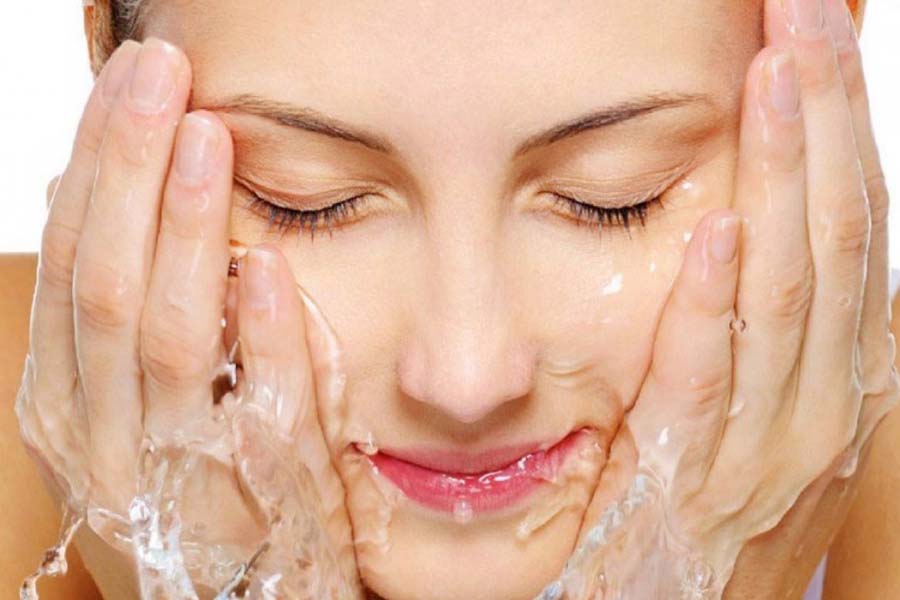 Rửa mặt bằng nước ấm trước khi dùng sữa rửa mặt sẽ giúp da mặt có giai đoạn "giải lao" nhẹ nhàng.