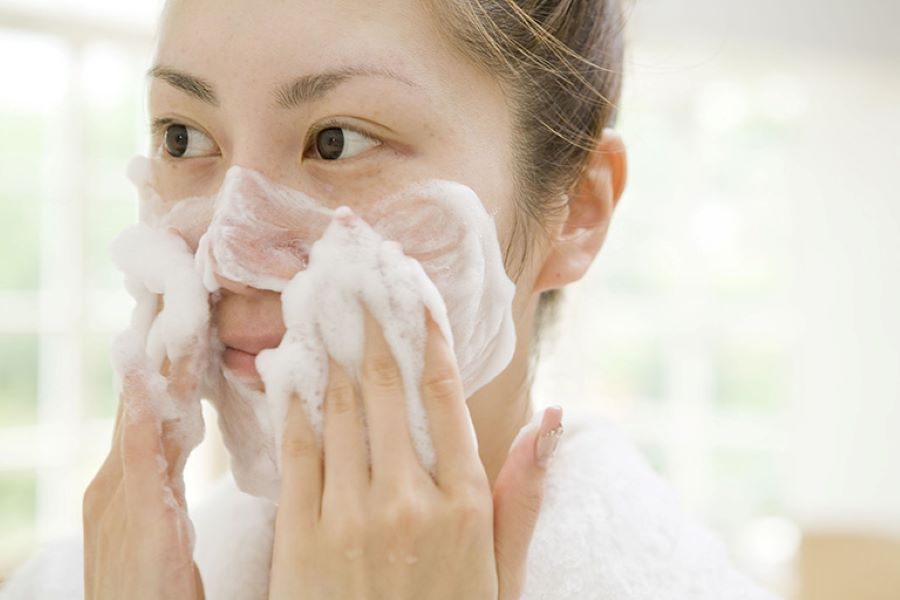 Rửa sạch mặt trước khi sử dụng nước hoa hồng.