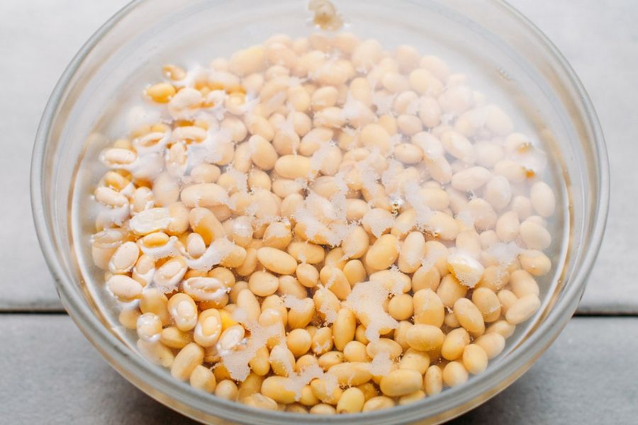 Ngâm 50g đậu nành qua đêm để hạt đậu nành nở và mềm.