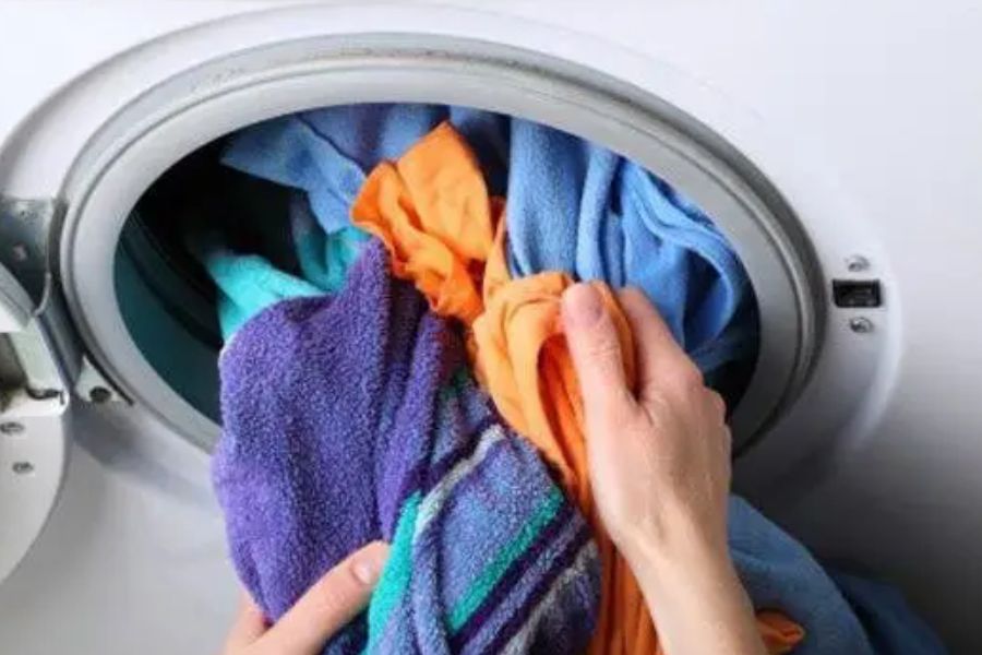 Số lượng quần áo vượt quá định mức cho phép cũng khiến máy giặt Aqua xuất hiện lỗi U4.
