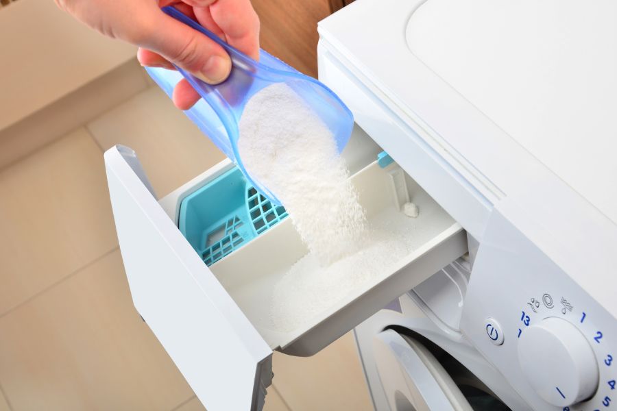 Nên sử dụng bột giặt chuyên dụng để tránh làm cặn tắc bám vào máy giặt.